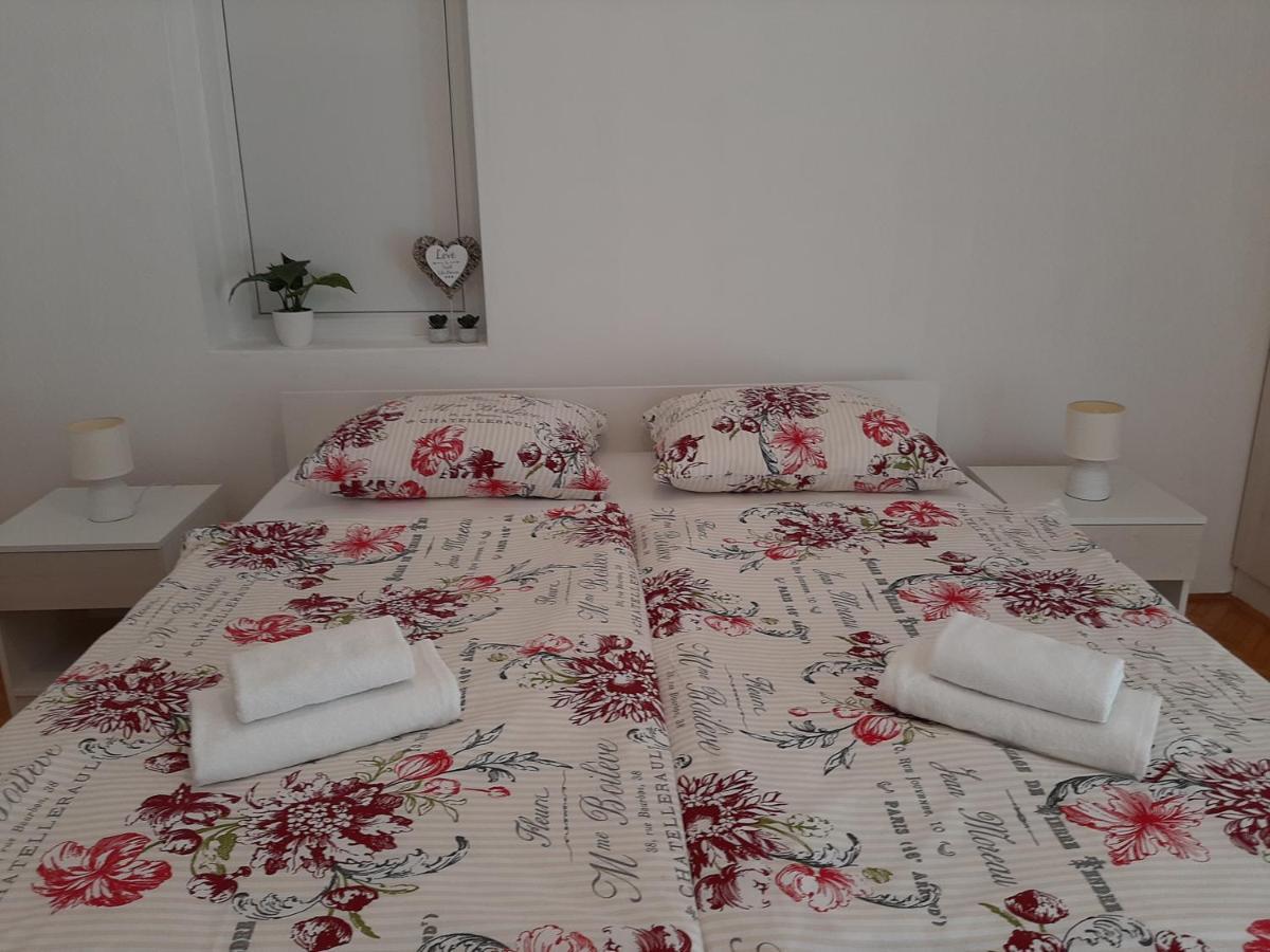 Family House Rebeka Apartment อูกล์ยัน ภายนอก รูปภาพ