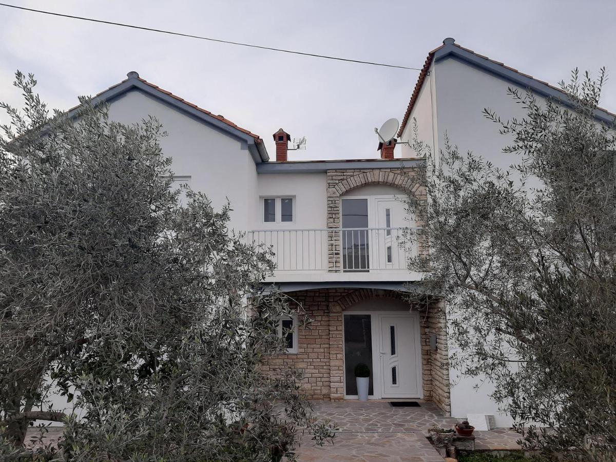 Family House Rebeka Apartment อูกล์ยัน ภายนอก รูปภาพ