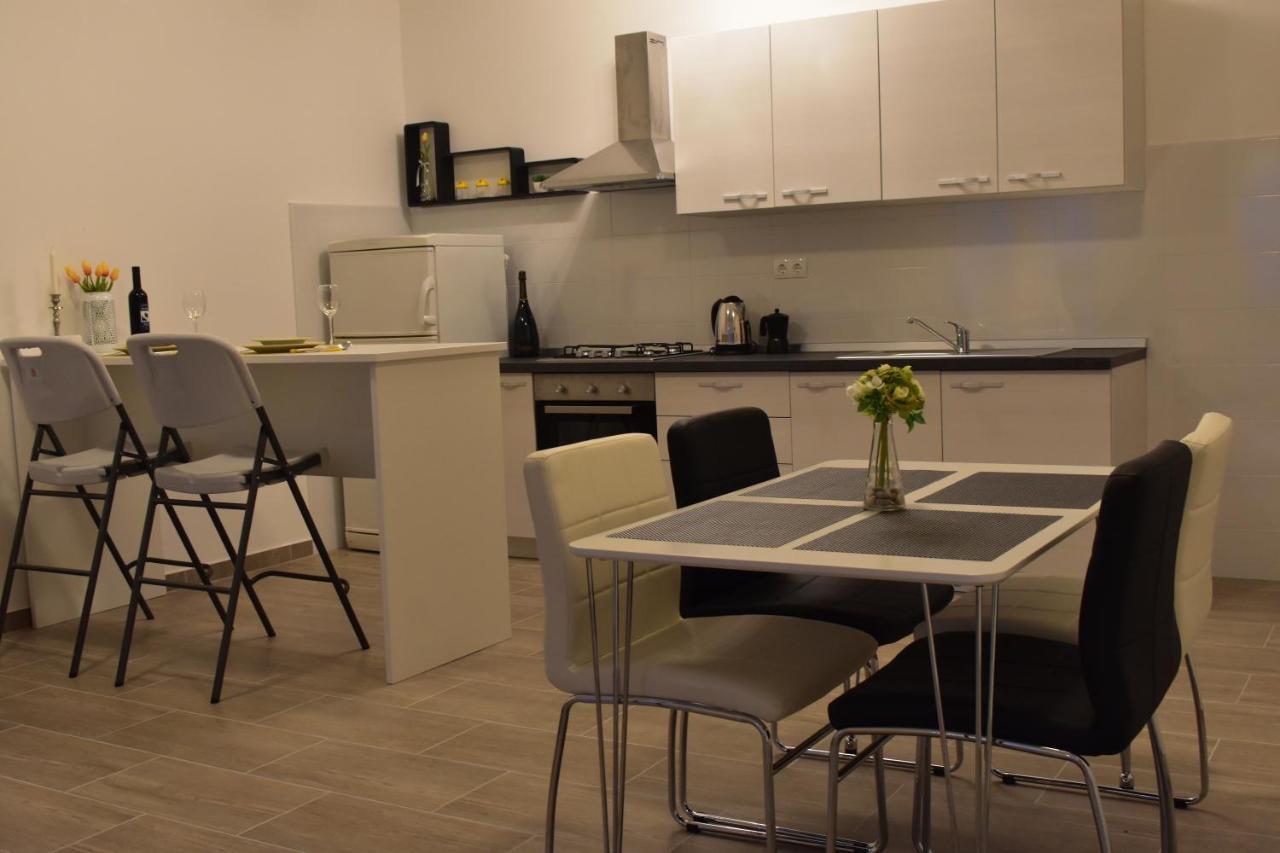 Family House Rebeka Apartment อูกล์ยัน ภายนอก รูปภาพ