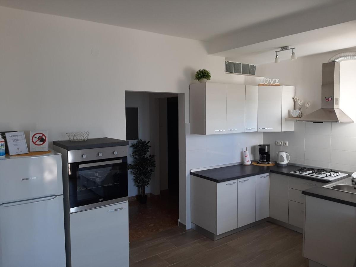 Family House Rebeka Apartment อูกล์ยัน ภายนอก รูปภาพ