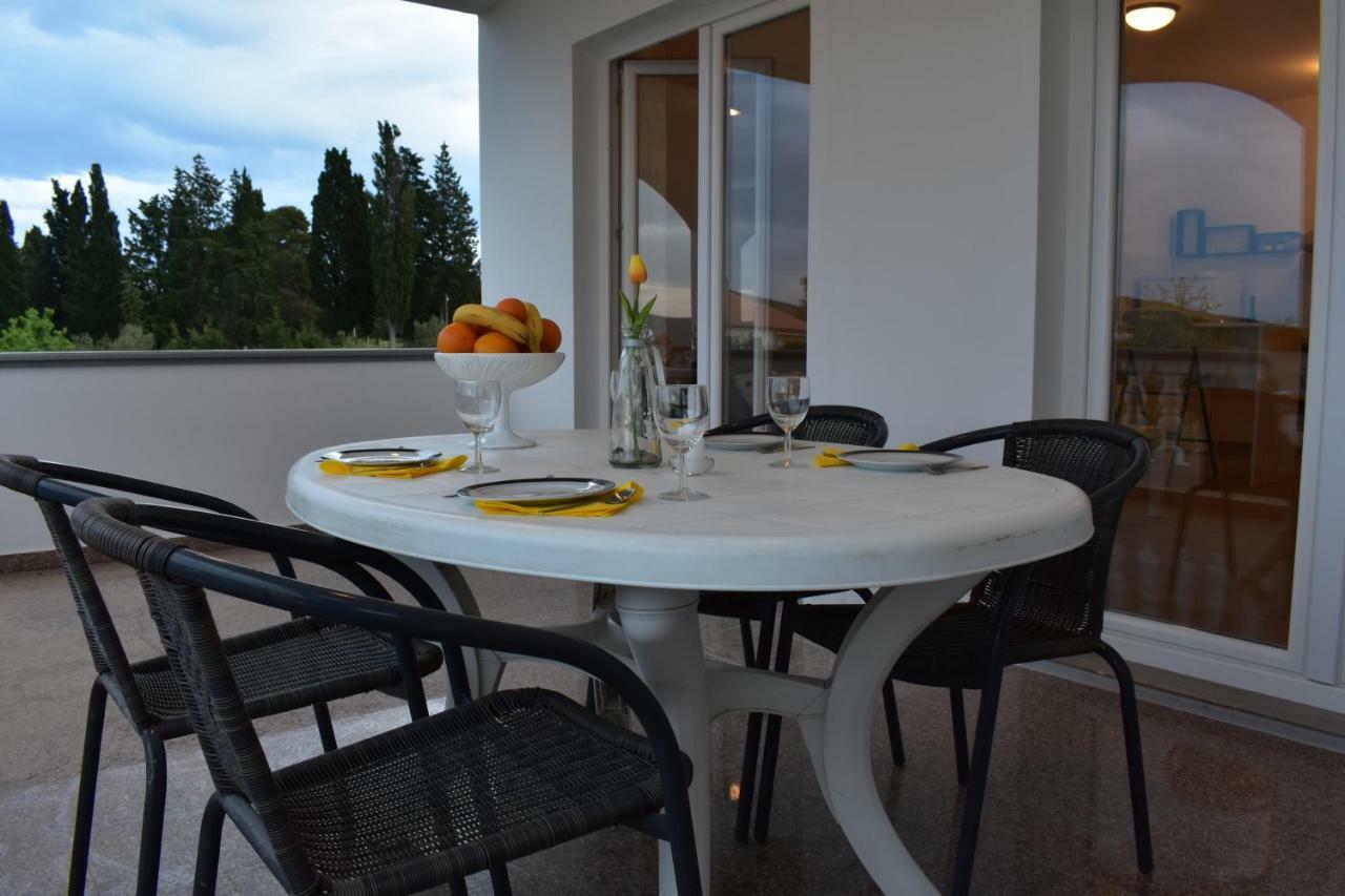Family House Rebeka Apartment อูกล์ยัน ภายนอก รูปภาพ